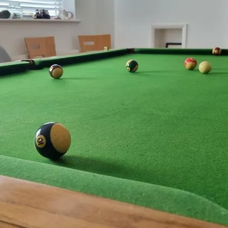 Hébergement de vacances Hidden Gem Near The With Pool Table
